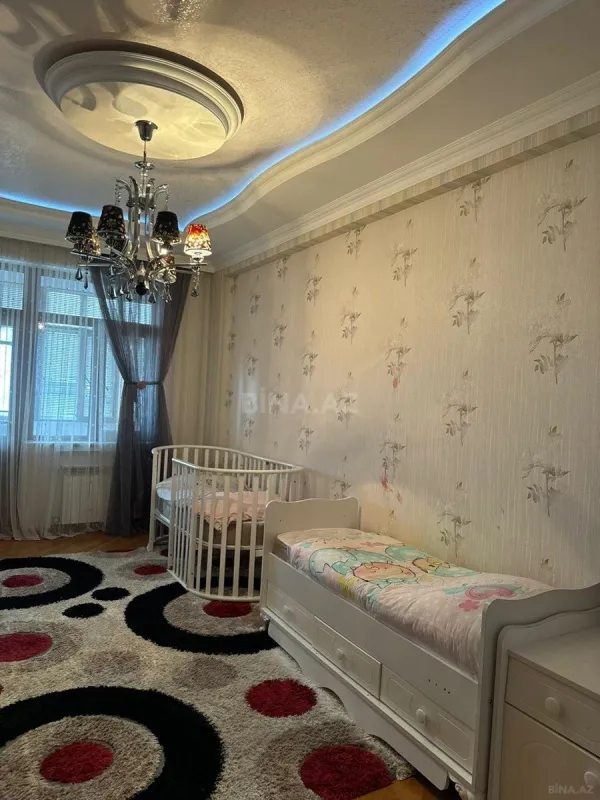 Satılır 4 otaqlı mənzil 174 m²