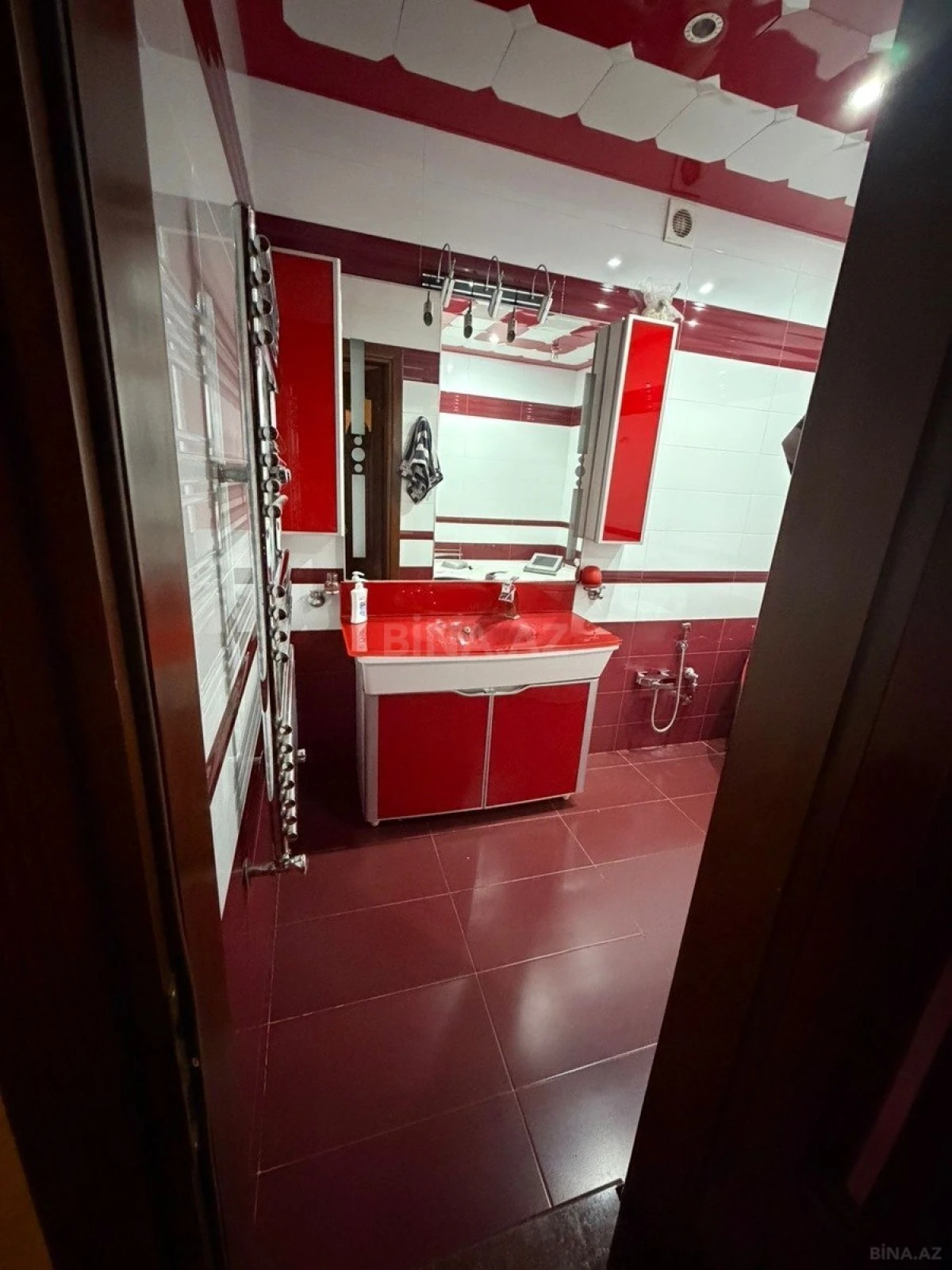 Satılır 4 otaqlı mənzil 174 m²