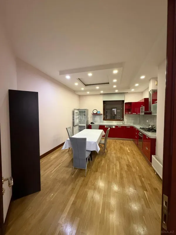 Kirayə verilir 4 otaqlı mənzil 216 m²