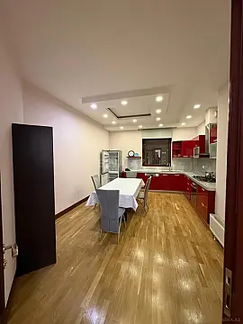Kirayə verilir 4 otaqlı mənzil 216 m²