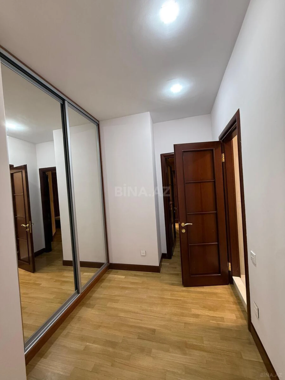 Kirayə verilir 4 otaqlı mənzil 216 m²