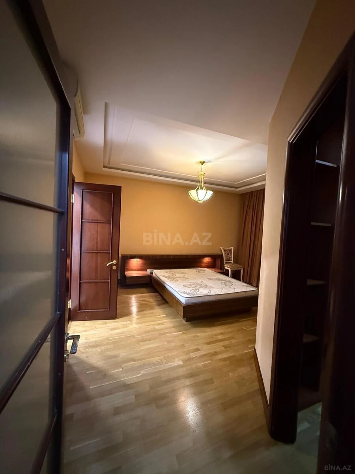 Kirayə verilir 4 otaqlı mənzil 216 m²