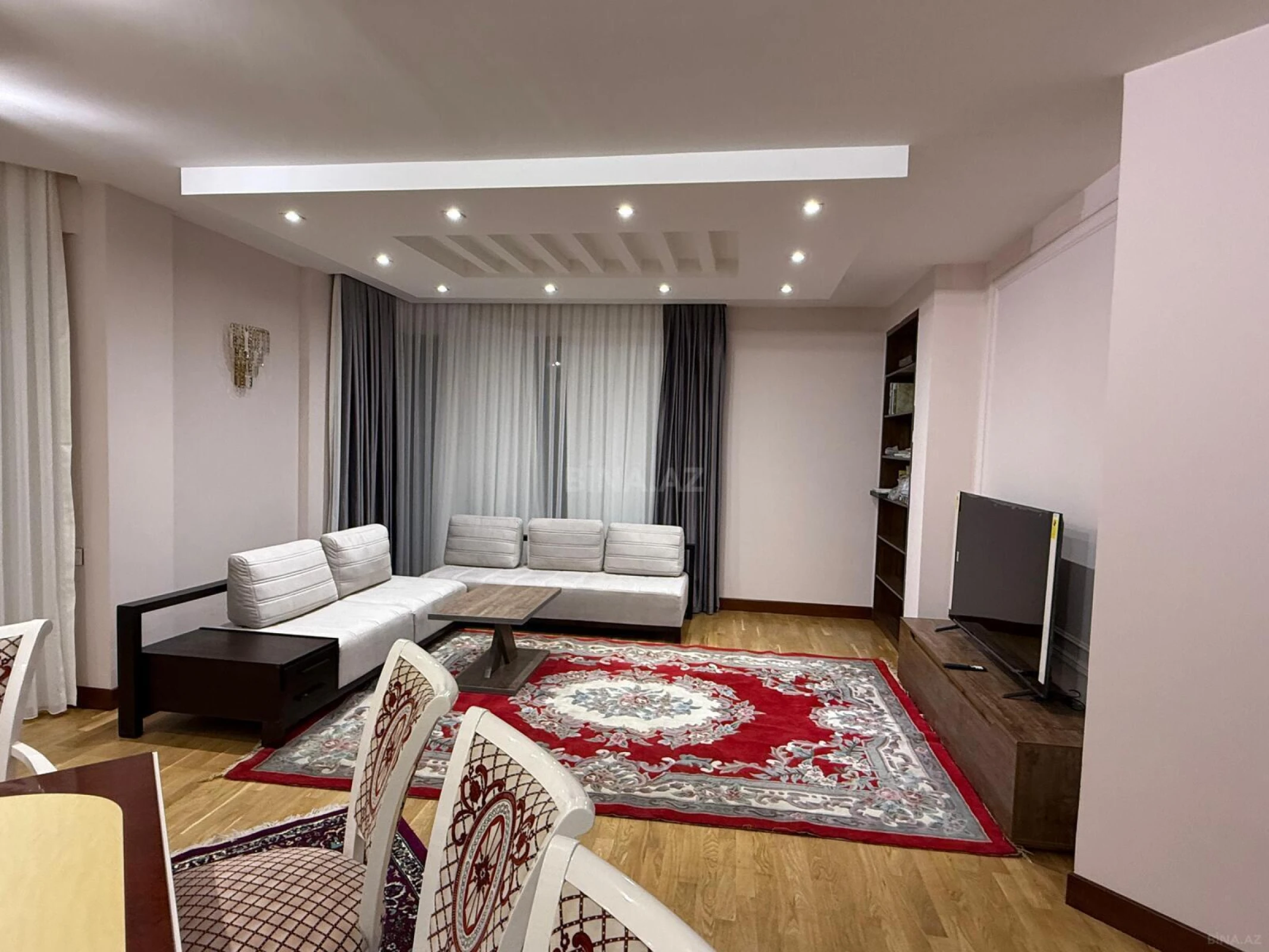 Kirayə verilir 4 otaqlı mənzil 216 m²