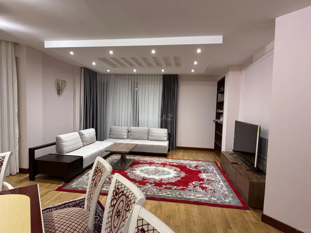 Kirayə verilir 4 otaqlı mənzil 216 m²