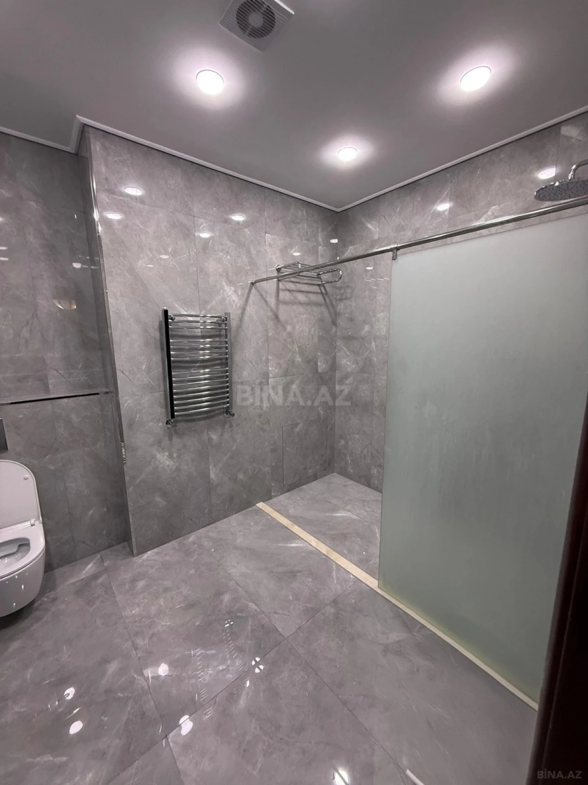 Kirayə verilir 4 otaqlı mənzil 216 m²