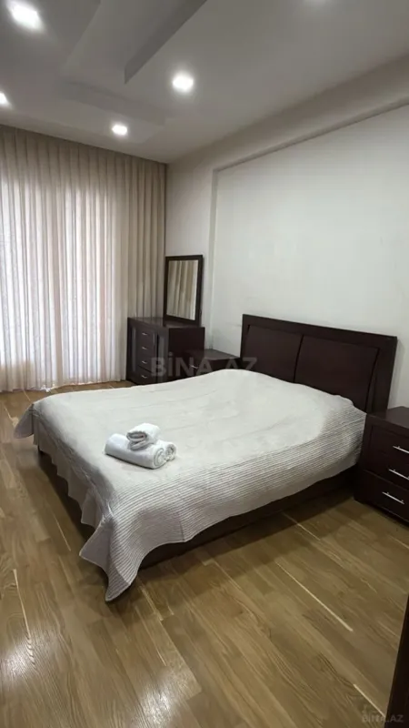 Kirayə verilir 4 otaqlı mənzil 216 m²