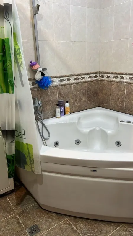 Satılır 4 otaqlı mənzil 165 m²