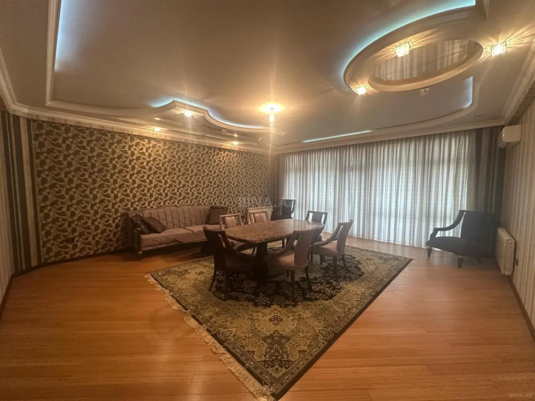 Satılır 4 otaqlı mənzil 200 m²