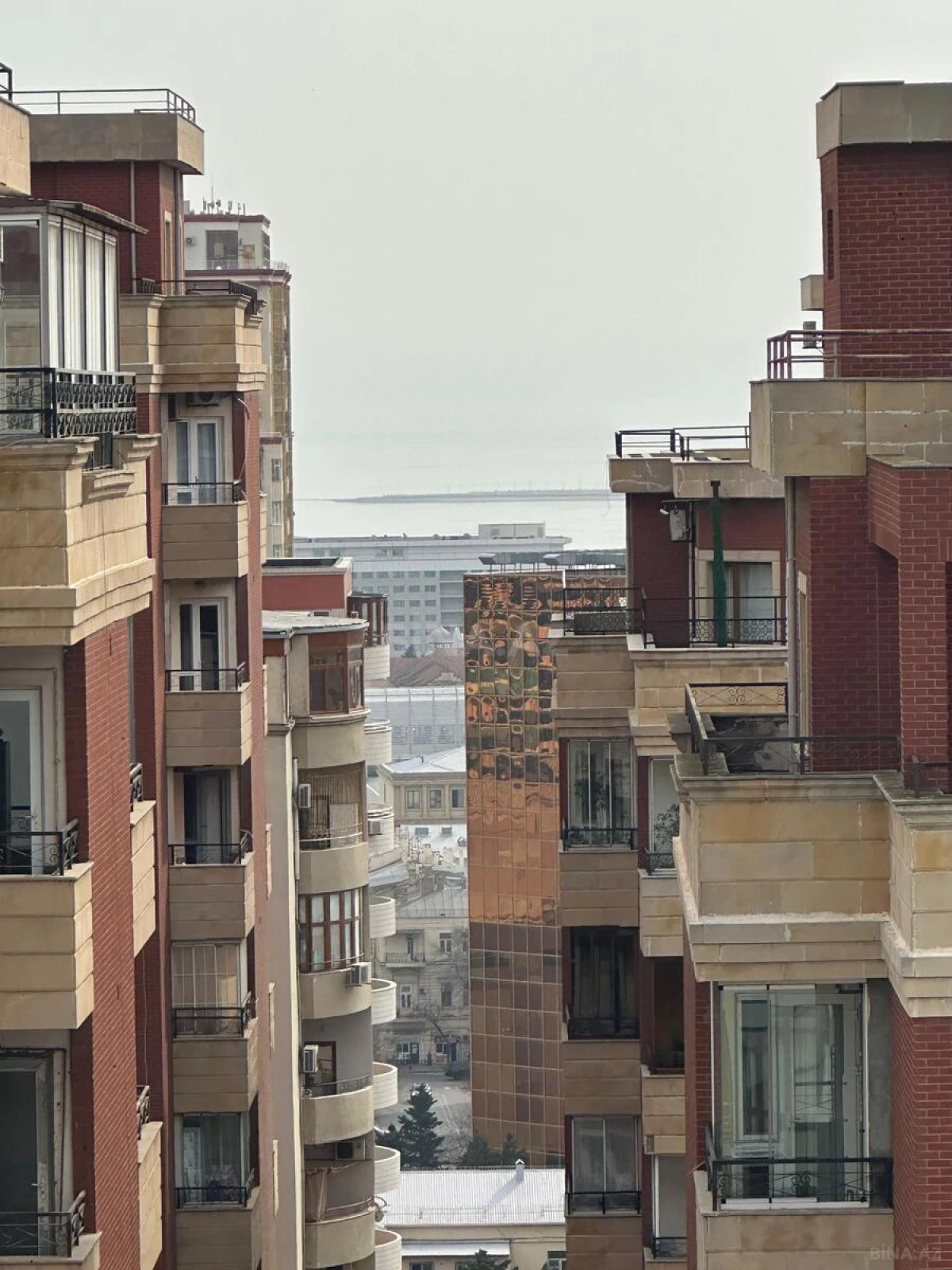 Satılır 4 otaqlı mənzil 200 m²