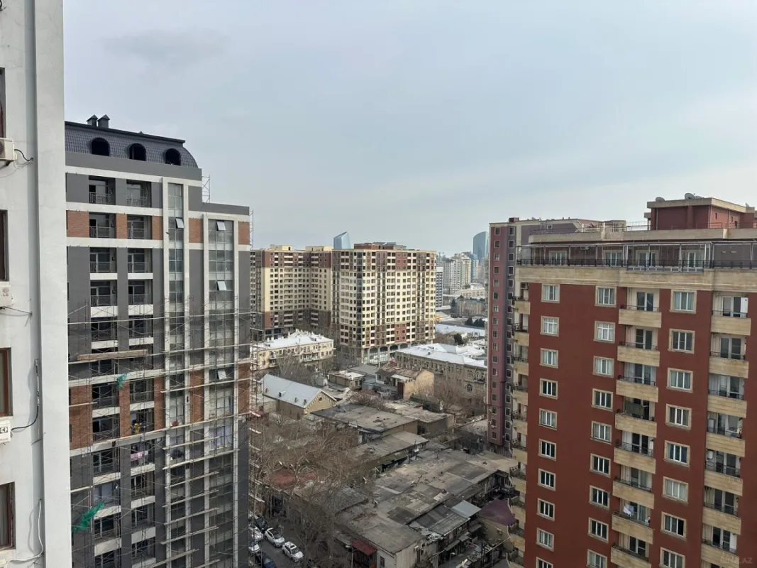 Satılır 4 otaqlı mənzil 200 m²