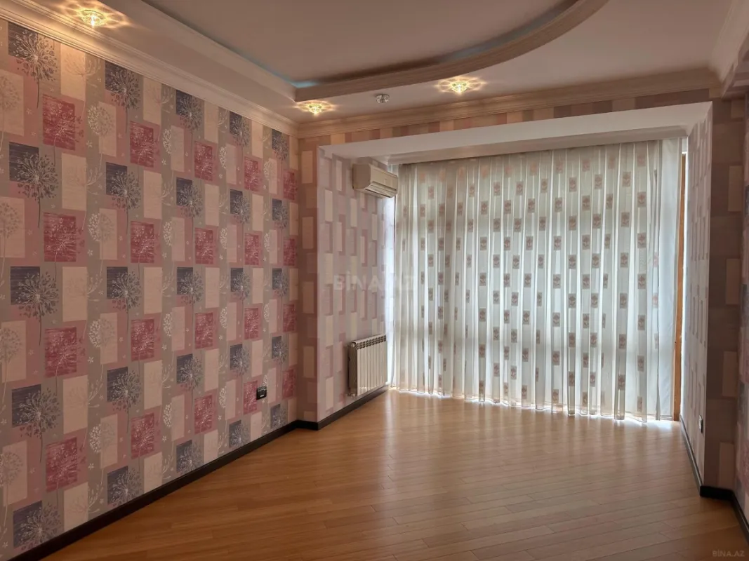 Satılır 4 otaqlı mənzil 200 m²