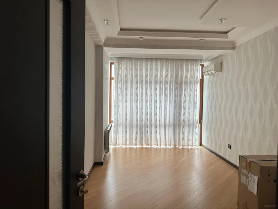 Satılır 4 otaqlı mənzil 200 m²
