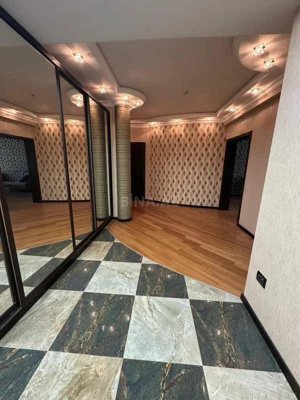 Satılır 4 otaqlı mənzil 200 m²