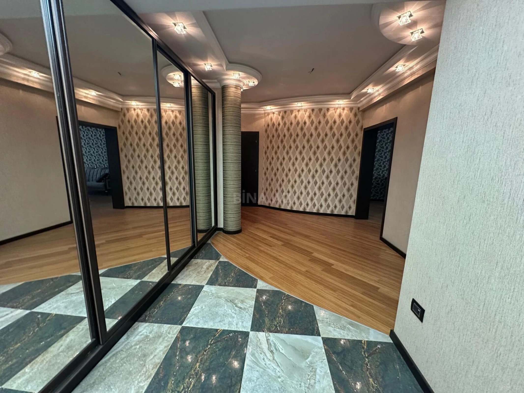 Satılır 4 otaqlı mənzil 200 m²