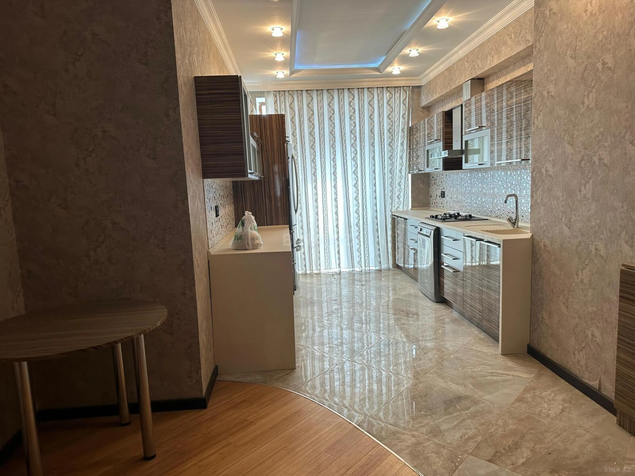 Satılır 4 otaqlı mənzil 200 m²