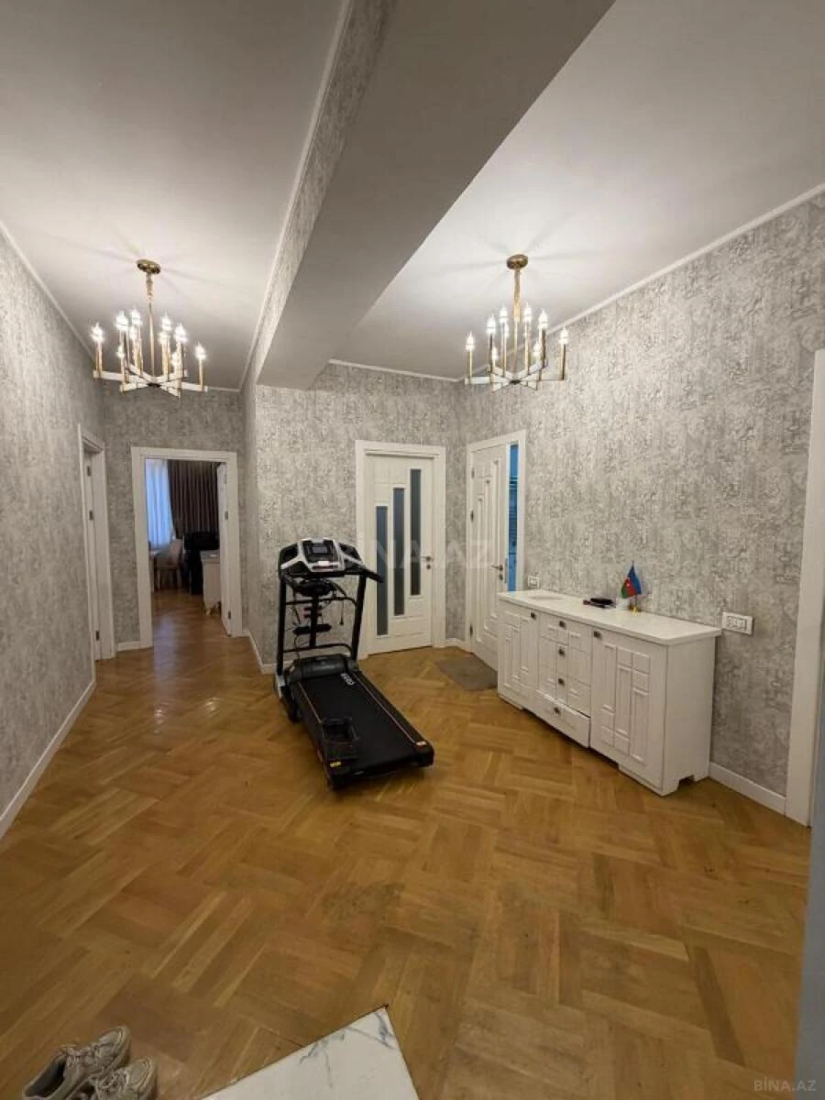 Satılır 3 otaqlı mənzil 131 m²