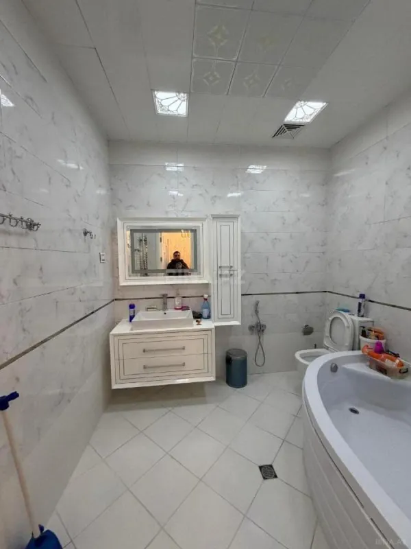 Satılır 3 otaqlı mənzil 131 m²