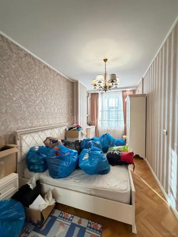 Satılır 3 otaqlı mənzil 131 m²