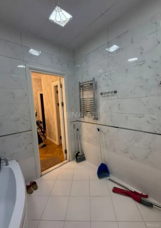 Satılır 3 otaqlı mənzil 131 m²