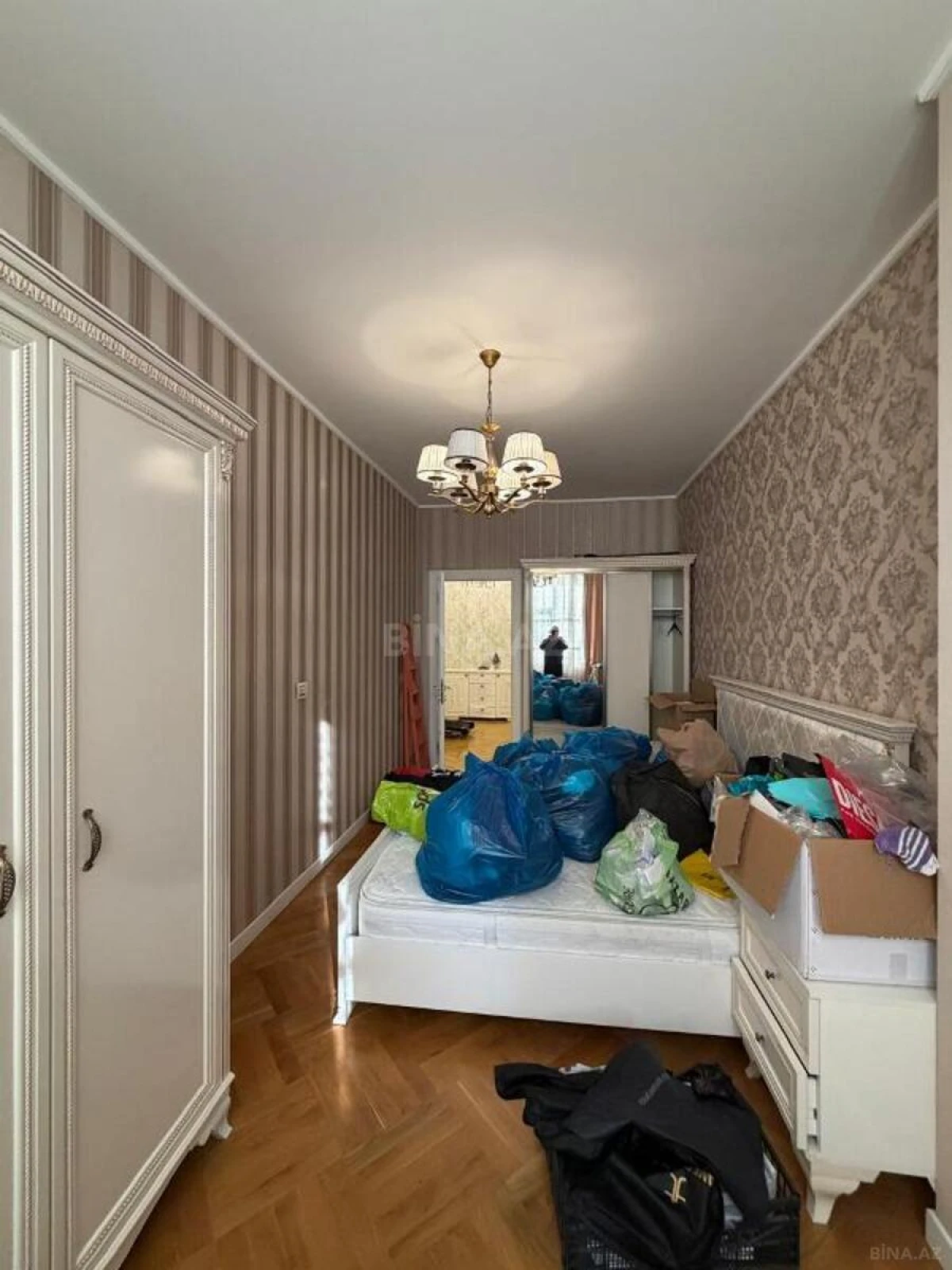 Satılır 3 otaqlı mənzil 131 m²