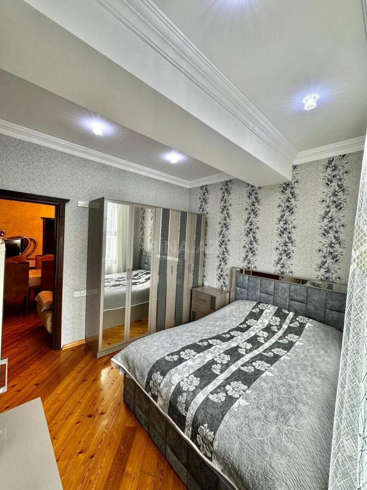 Satılır 4 otaqlı mənzil 130 m²