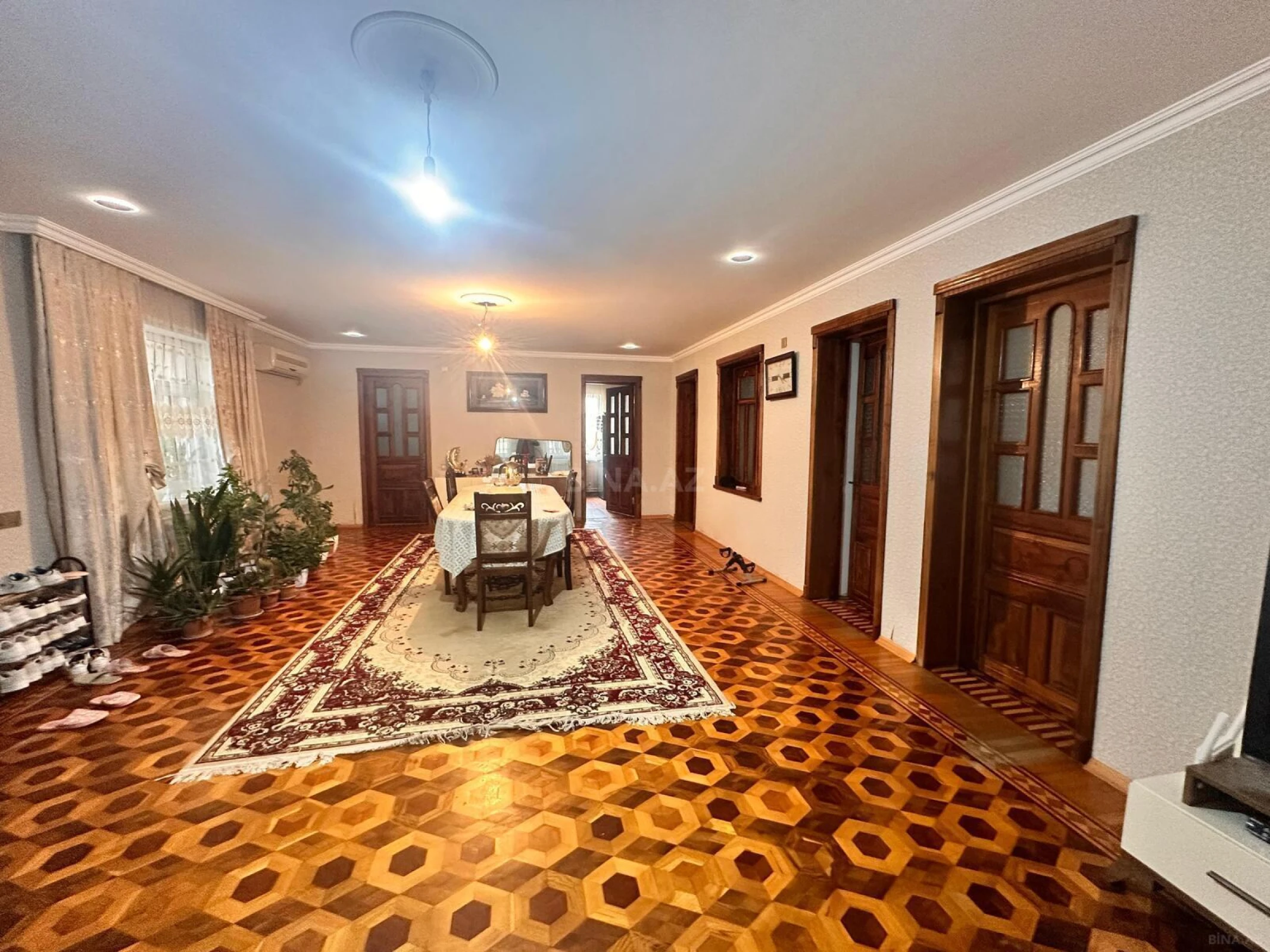 Satılır 8 otaqlı həyət evi 340 m²