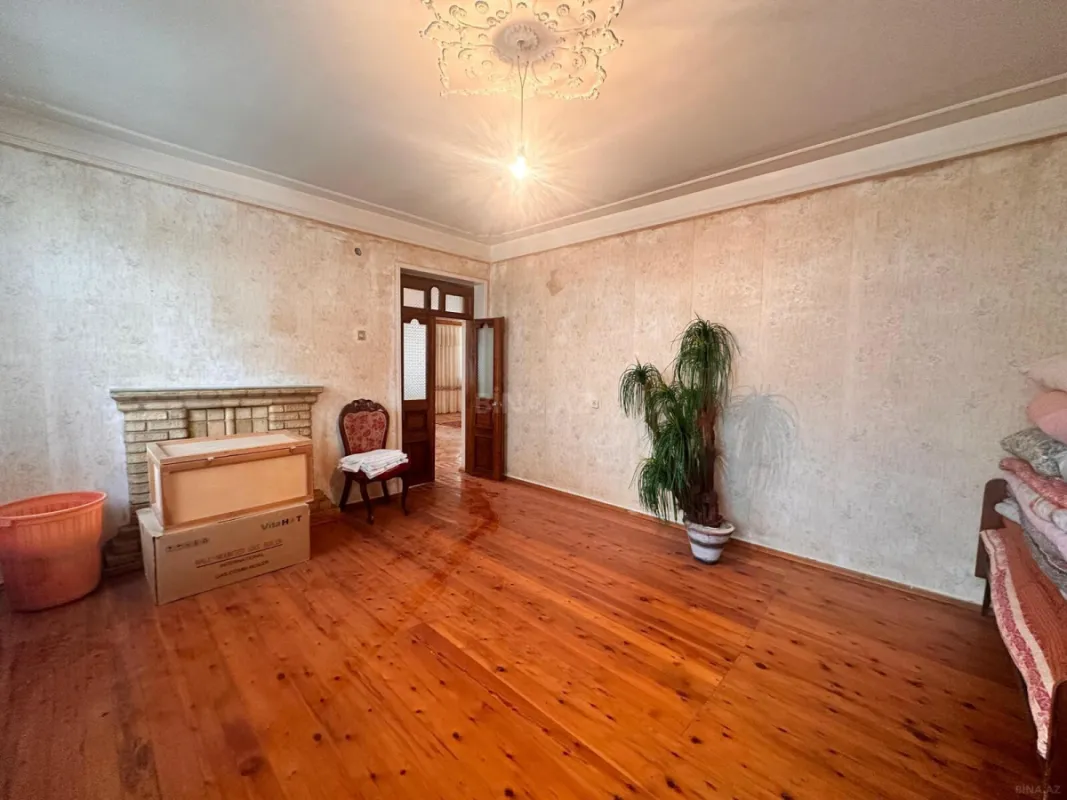 Satılır 8 otaqlı həyət evi 340 m²