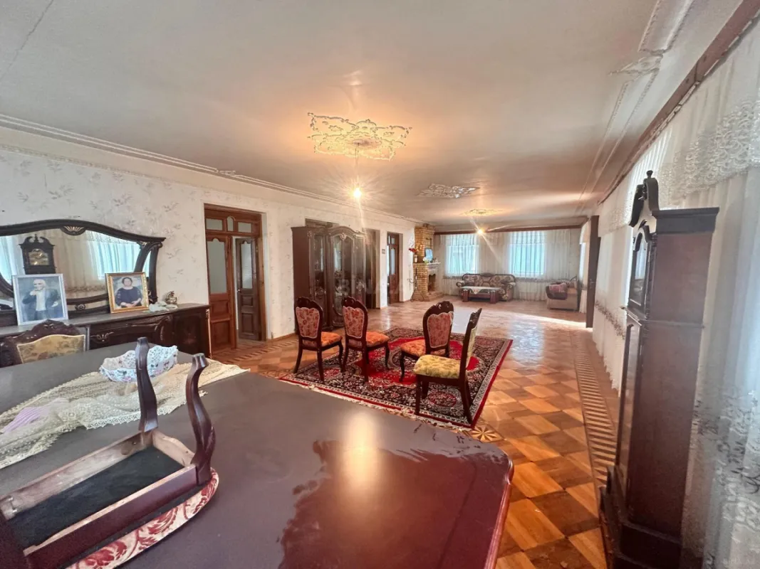 Satılır 8 otaqlı həyət evi 340 m²