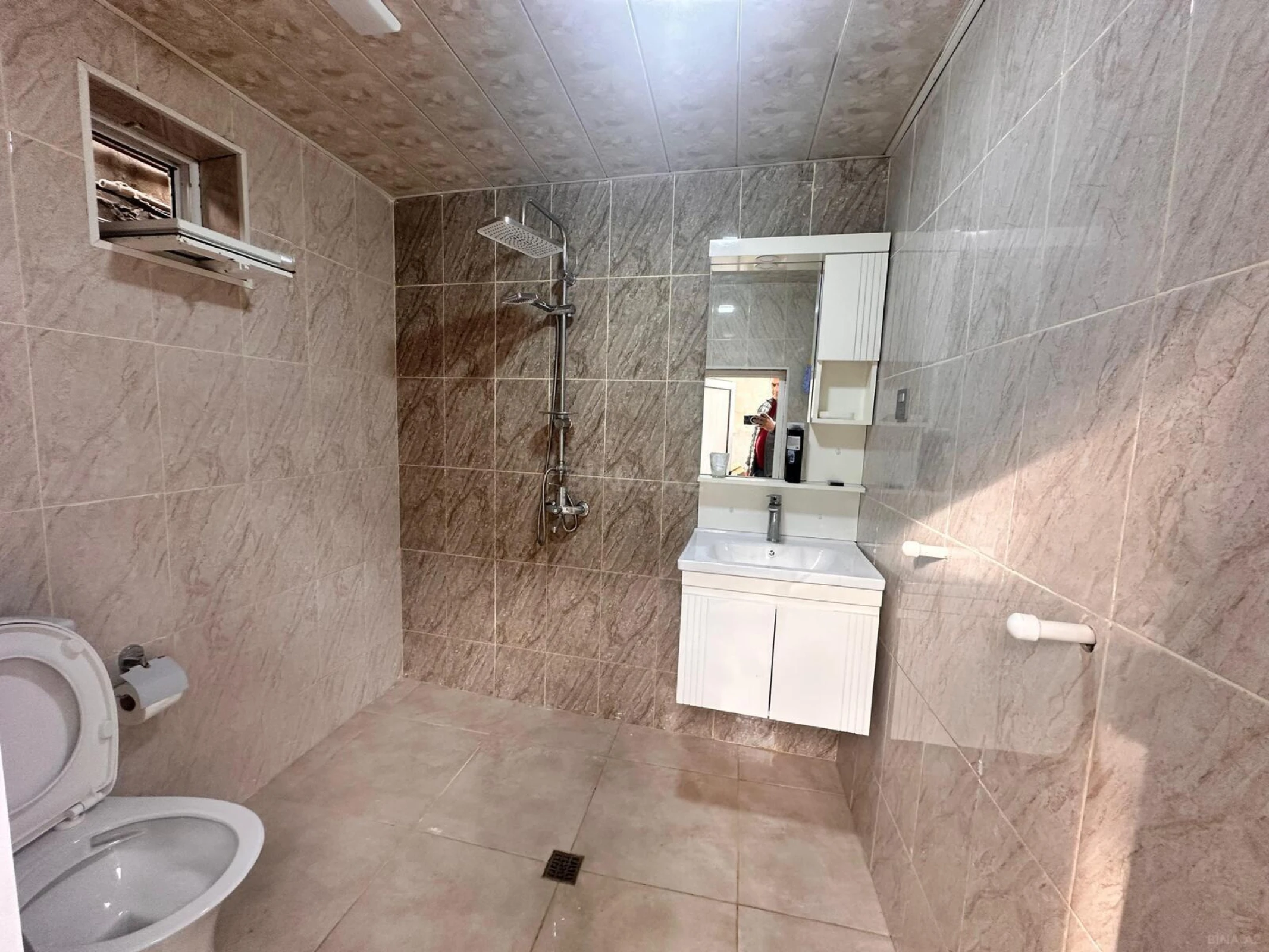 Satılır 8 otaqlı həyət evi 340 m²