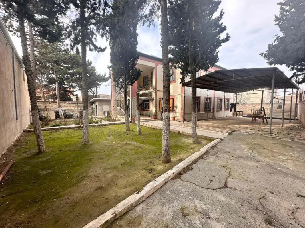 Satılır 8 otaqlı həyət evi 340 m²