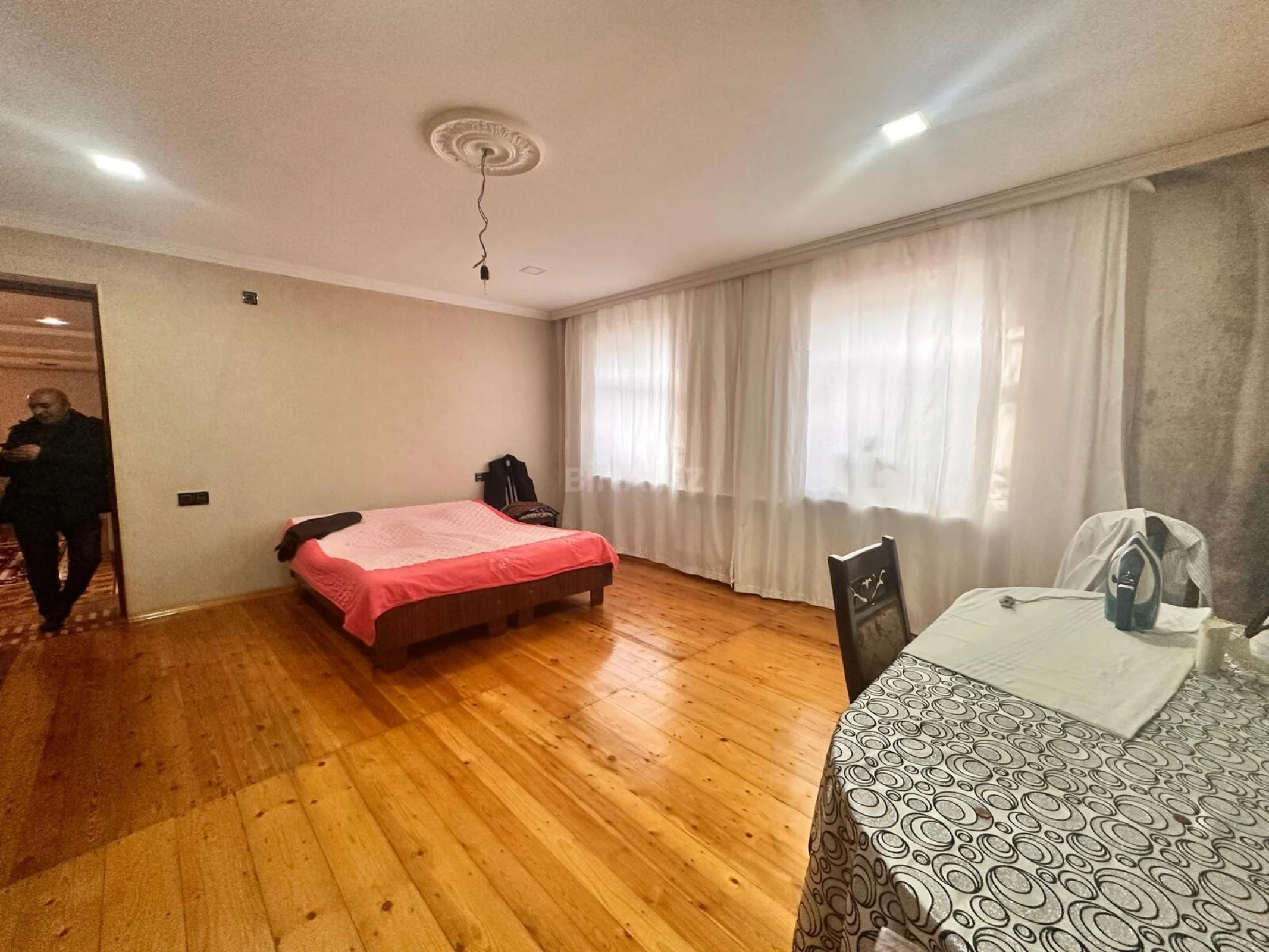 Satılır 8 otaqlı həyət evi 340 m²