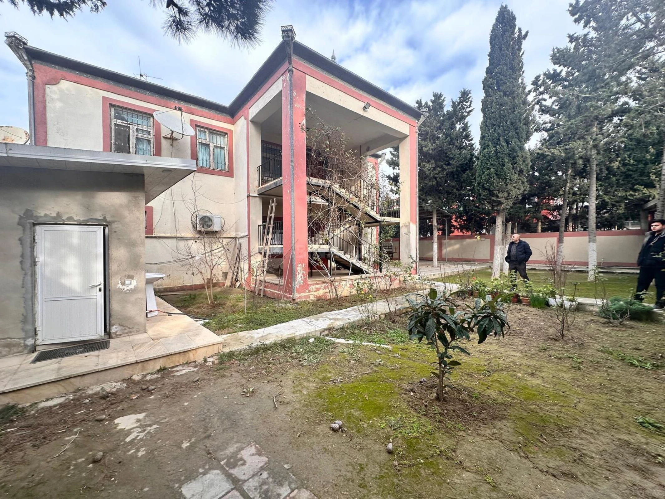 Satılır 8 otaqlı həyət evi 340 m²