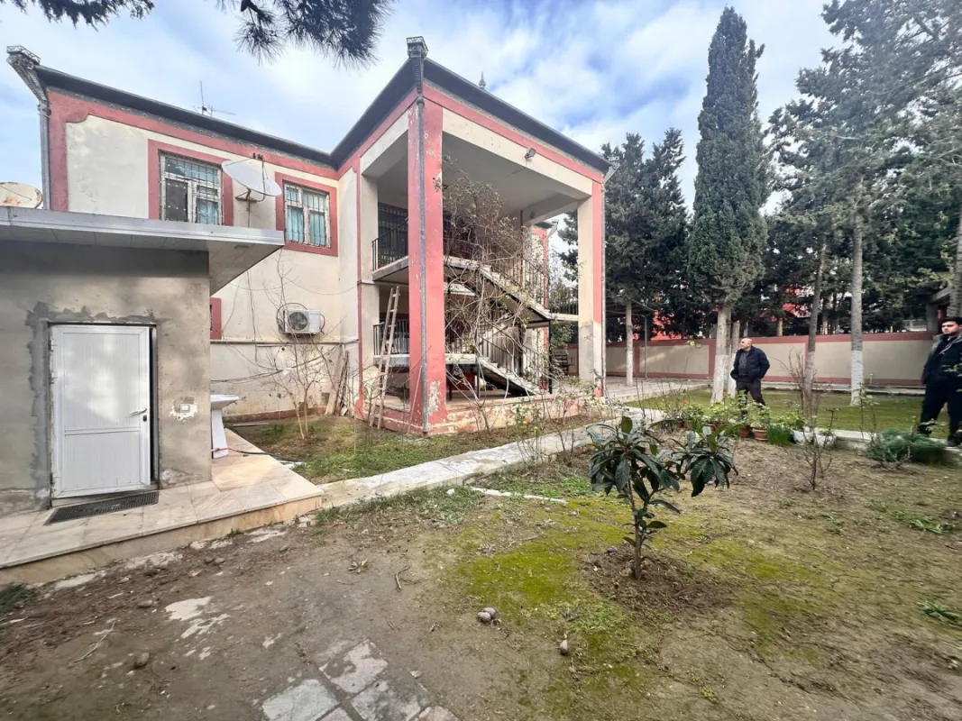 Satılır 8 otaqlı həyət evi 340 m²