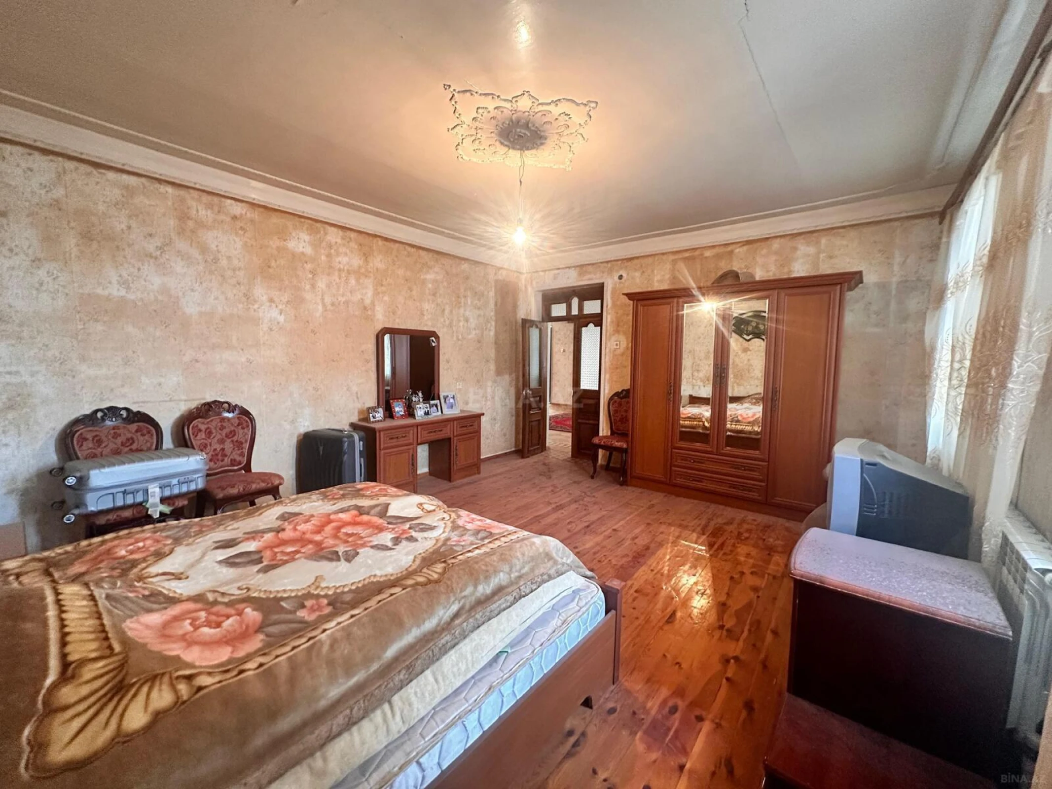 Satılır 8 otaqlı həyət evi 340 m²