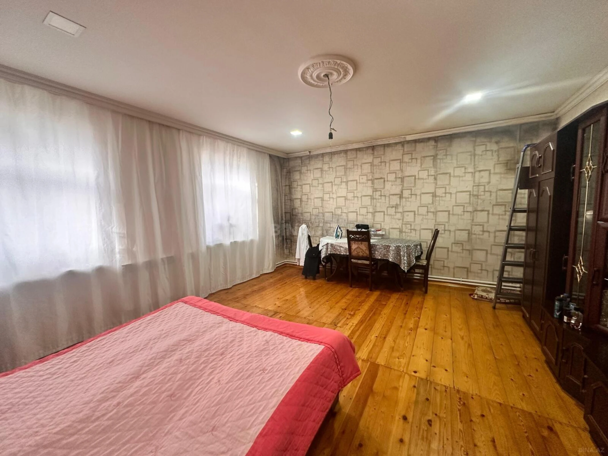 Satılır 8 otaqlı həyət evi 340 m²
