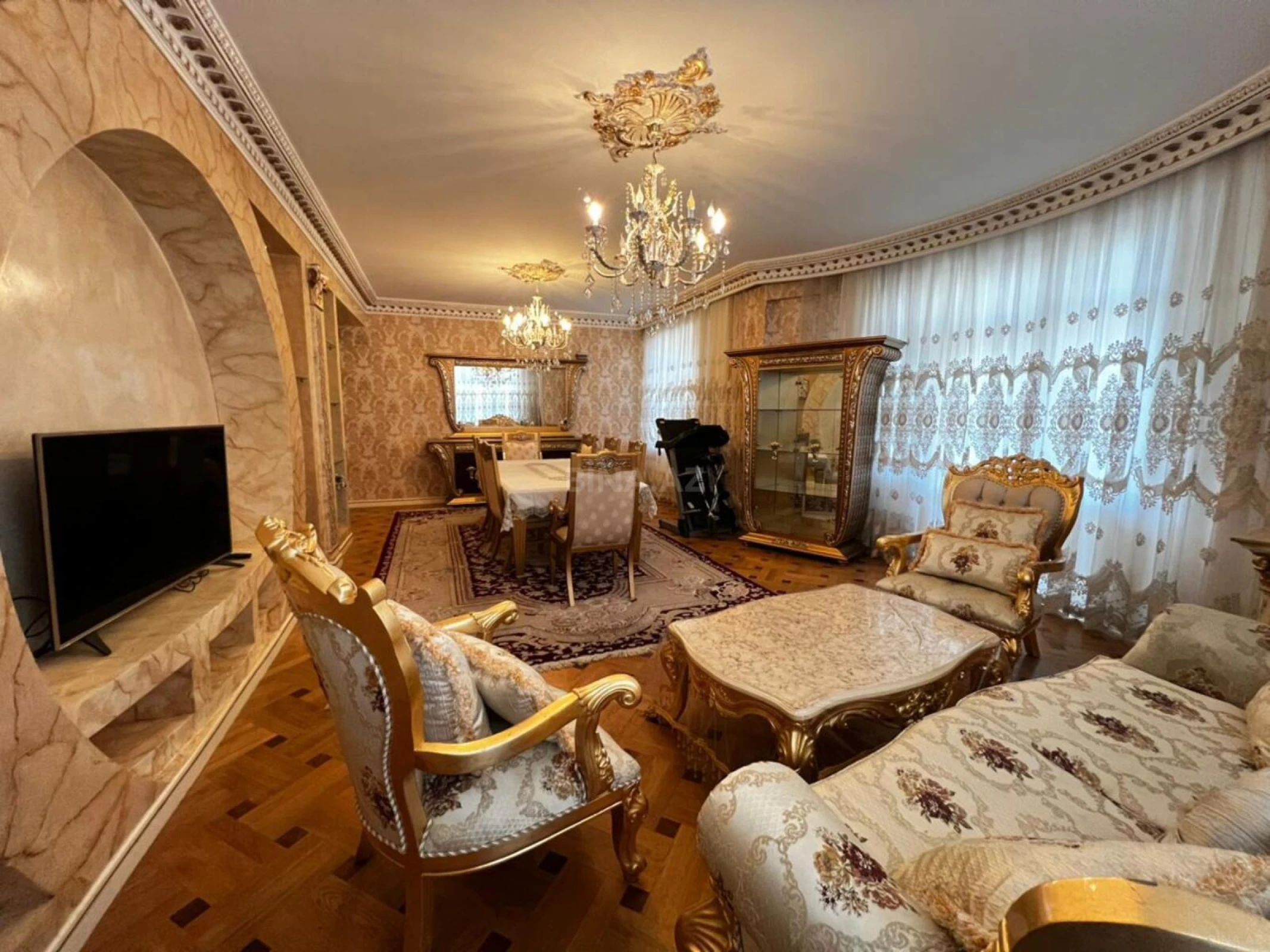 Kirayə verilir 4 otaqlı mənzil 240 m²