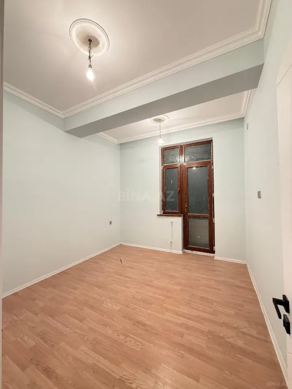 Satılır 4 otaqlı mənzil 130 m²