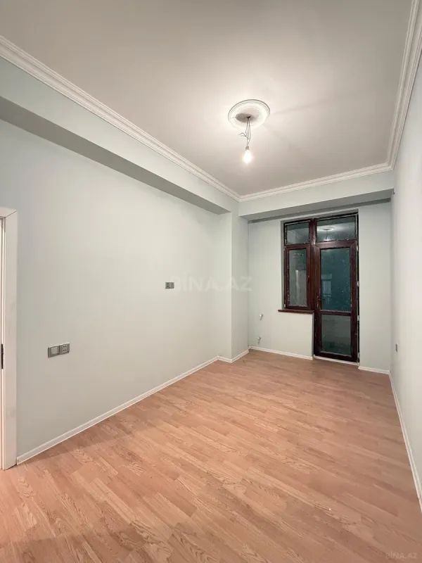 Satılır 4 otaqlı mənzil 130 m²