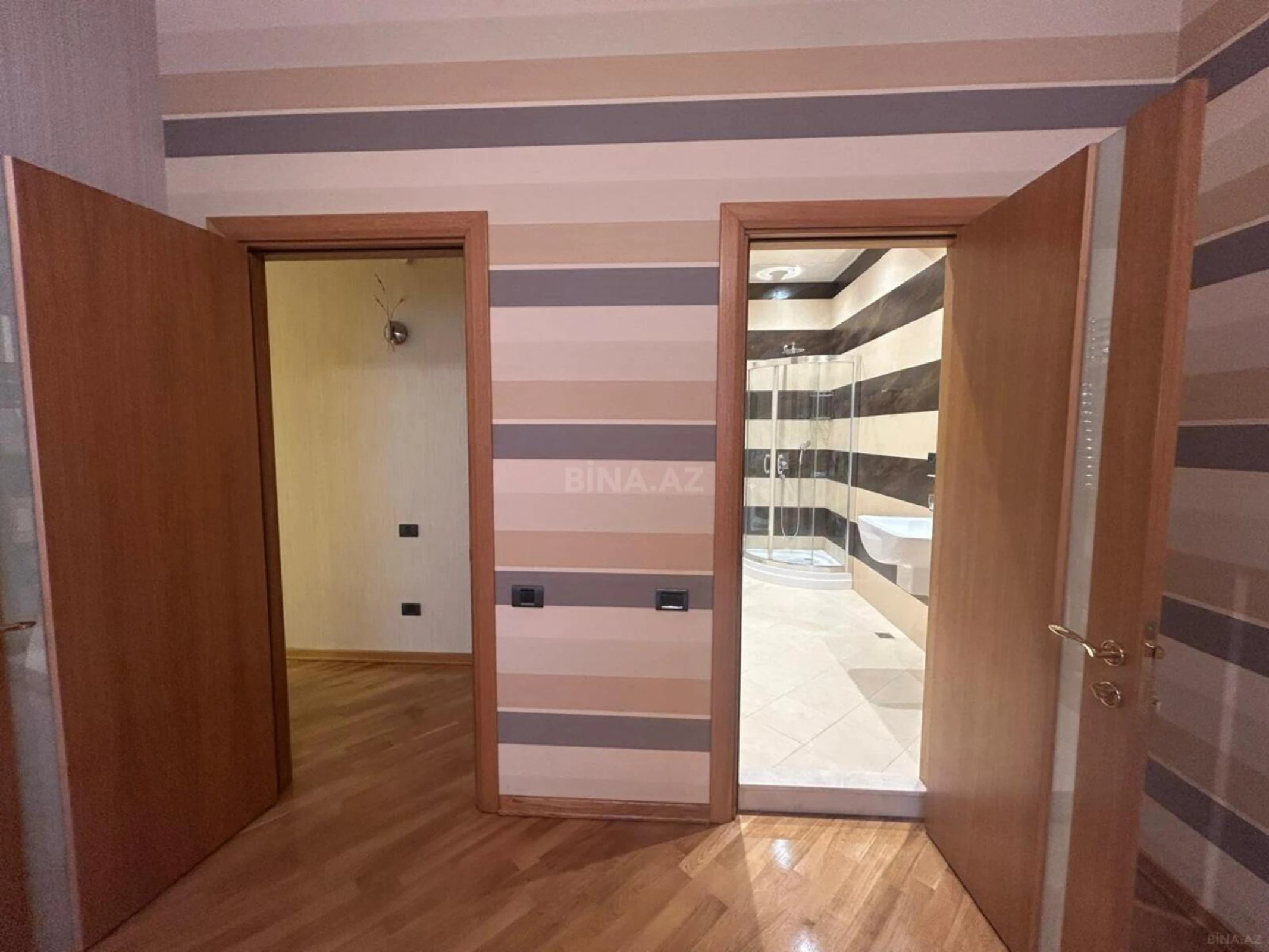 Satılır 4 otaqlı mənzil 215 m²