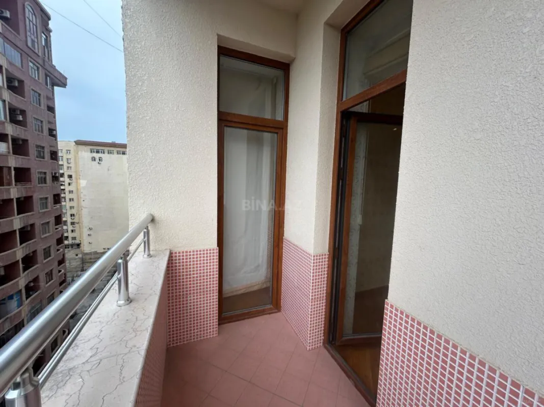 Satılır 4 otaqlı mənzil 215 m²