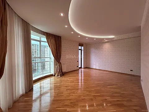 Satılır 4 otaqlı mənzil 215 m²