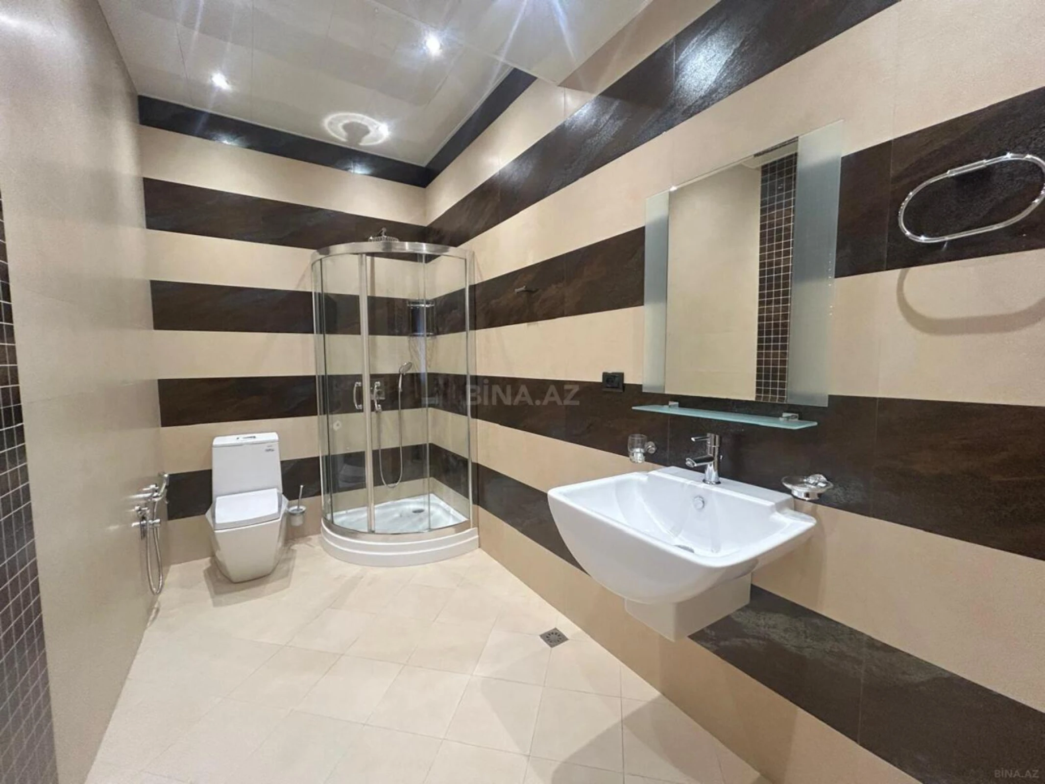 Satılır 4 otaqlı mənzil 215 m²