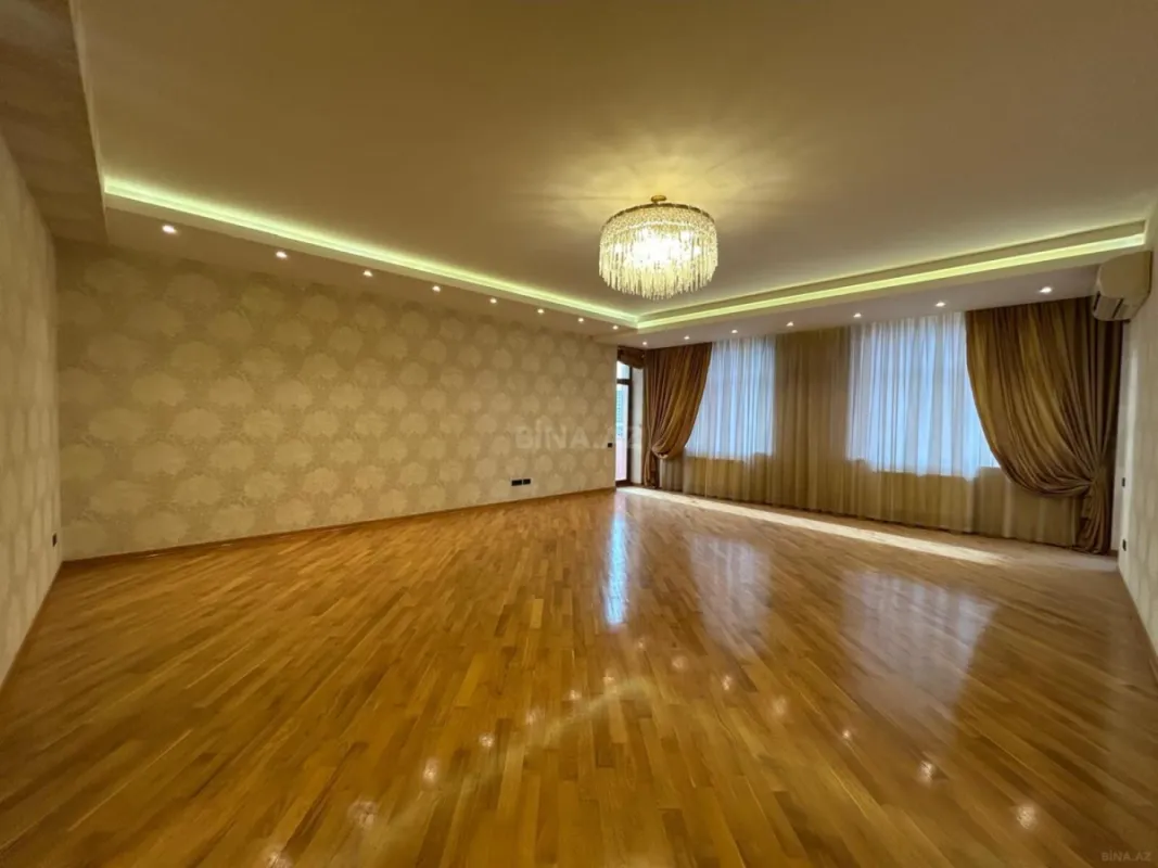 Satılır 4 otaqlı mənzil 215 m²