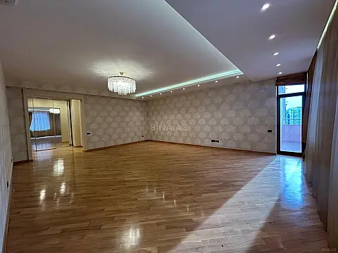 Satılır 4 otaqlı mənzil 215 m²