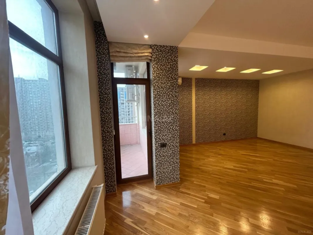 Satılır 4 otaqlı mənzil 215 m²