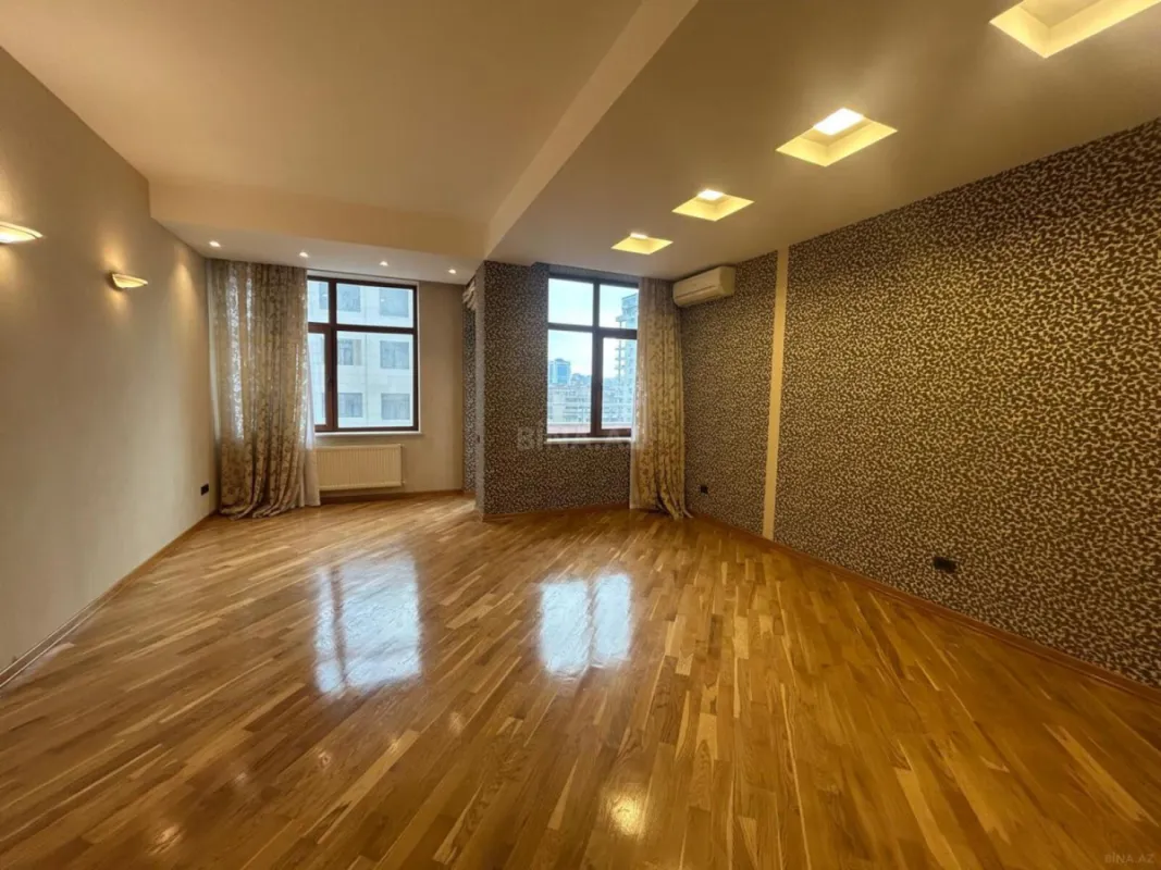 Satılır 4 otaqlı mənzil 215 m²