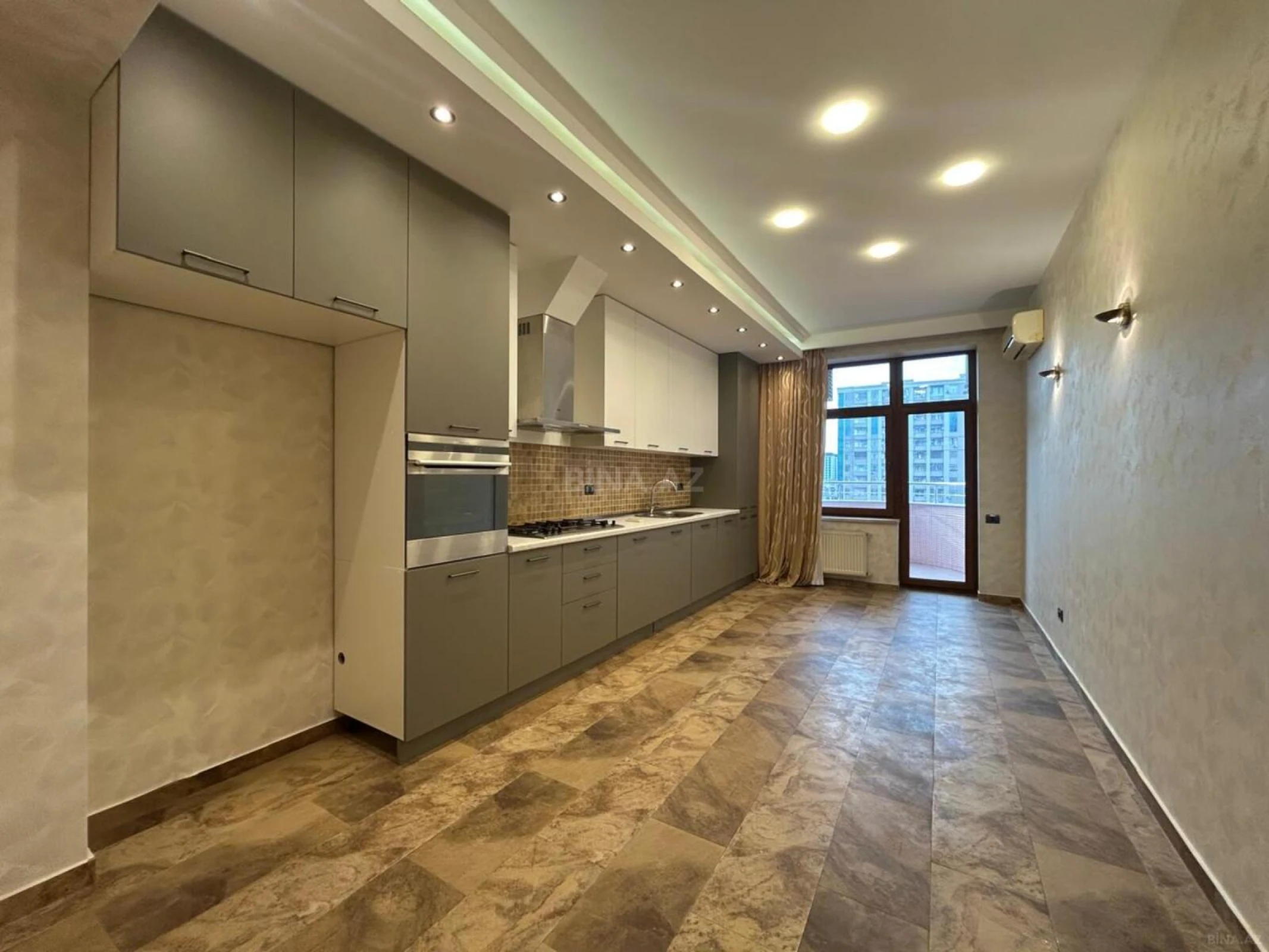 Satılır 4 otaqlı mənzil 215 m²
