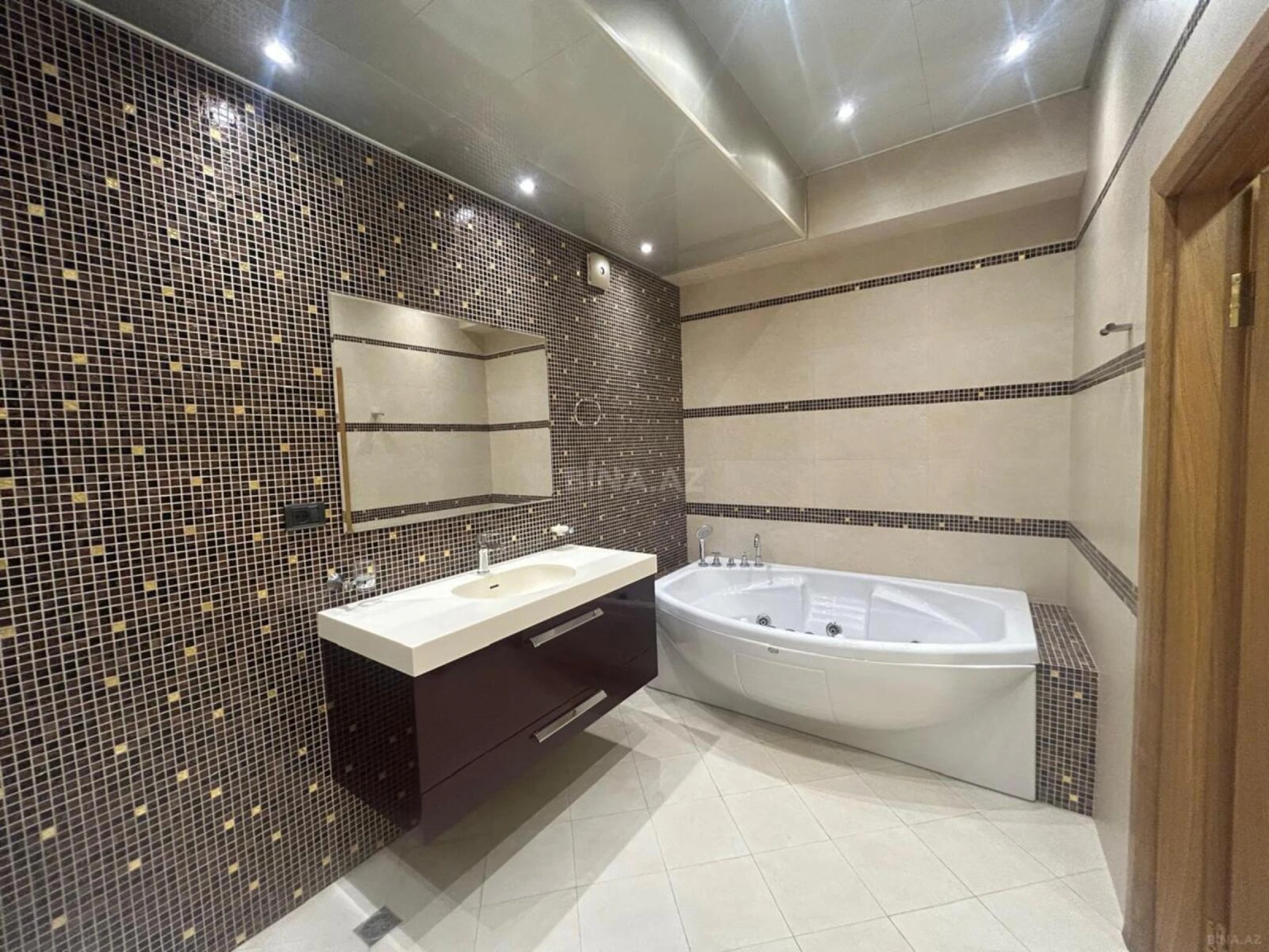 Satılır 4 otaqlı mənzil 215 m²