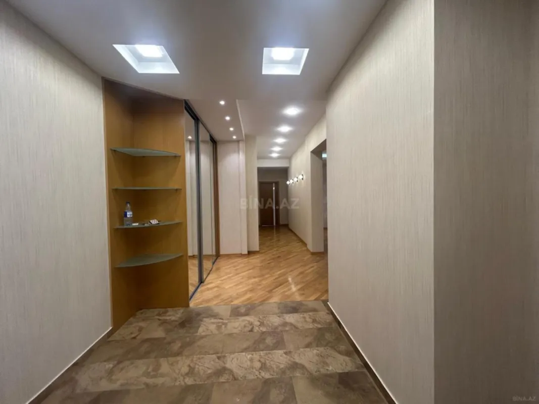 Satılır 4 otaqlı mənzil 215 m²