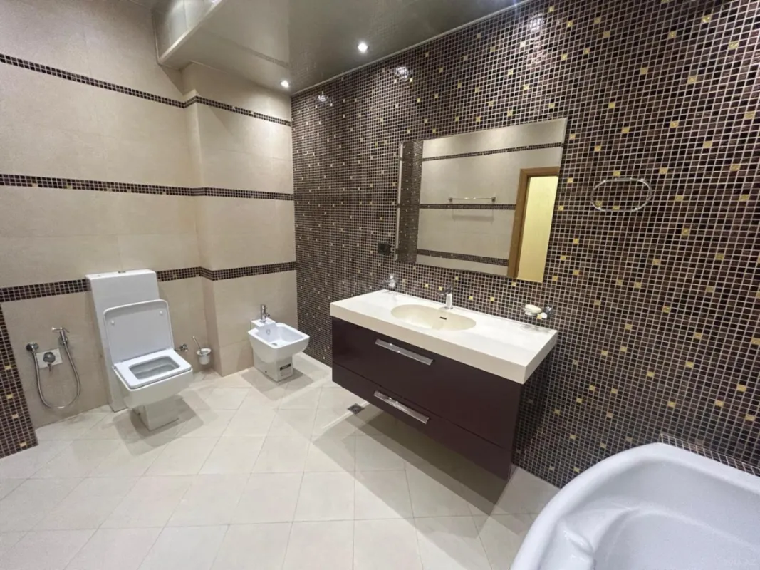 Satılır 4 otaqlı mənzil 215 m²